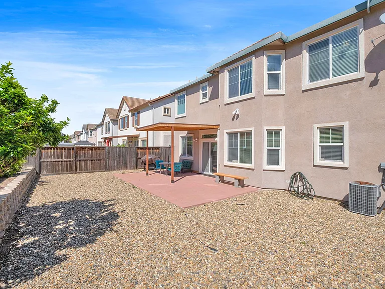 355 Foxglove St — Photo 9
