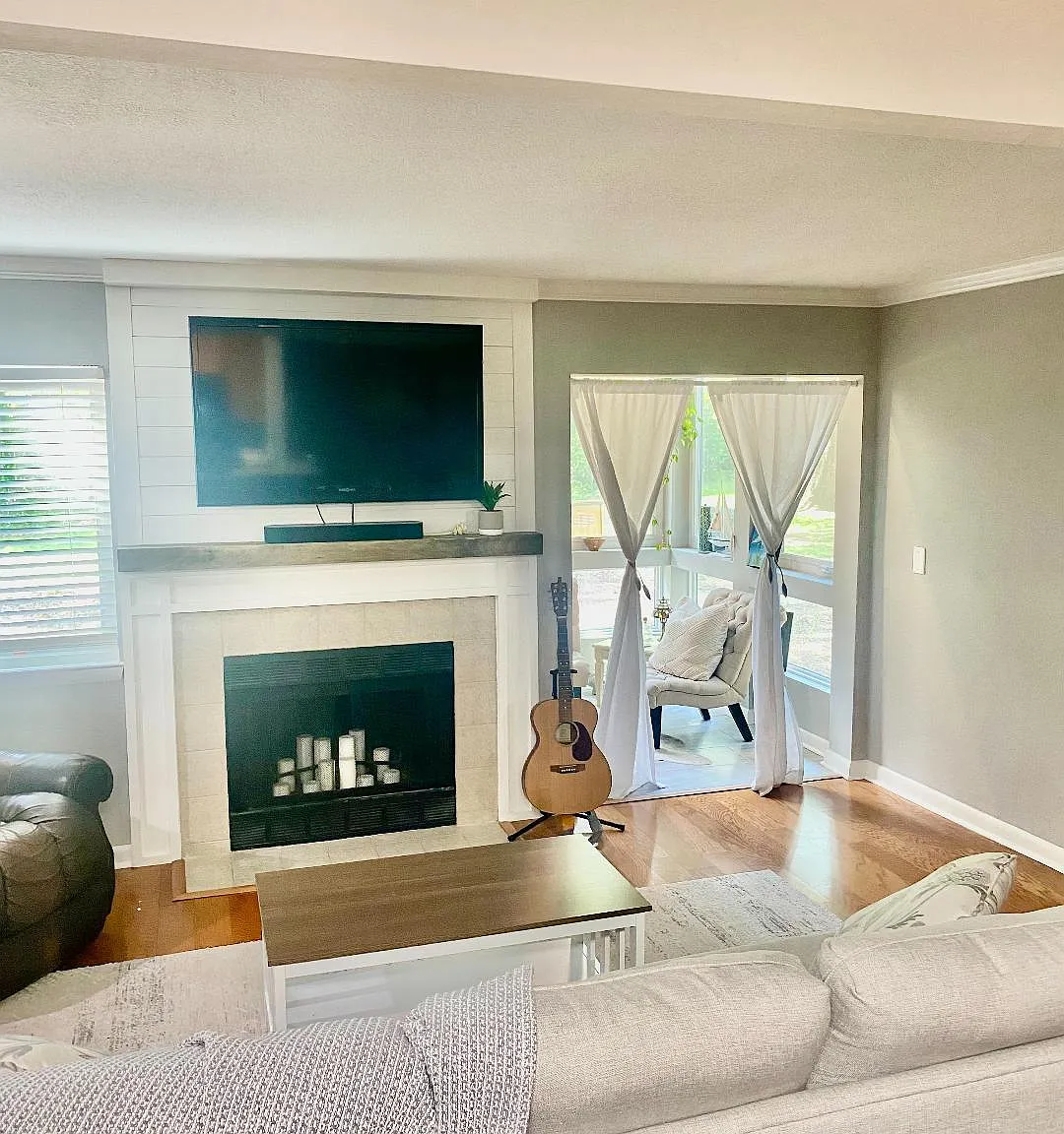 272 Alexandra Dr — Photo 1