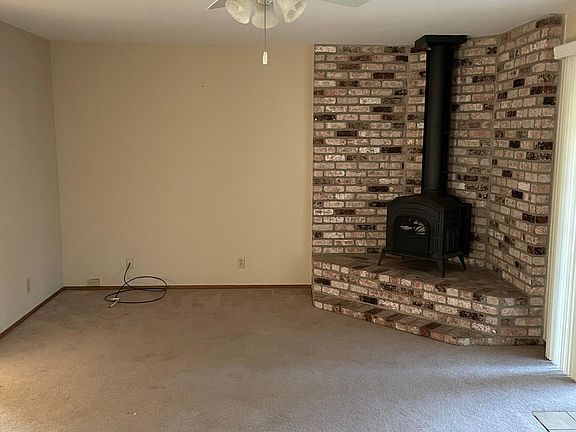 3rd image of 319 Waverly St