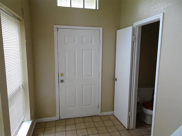 16350 San Mateo Dr — Photo 2