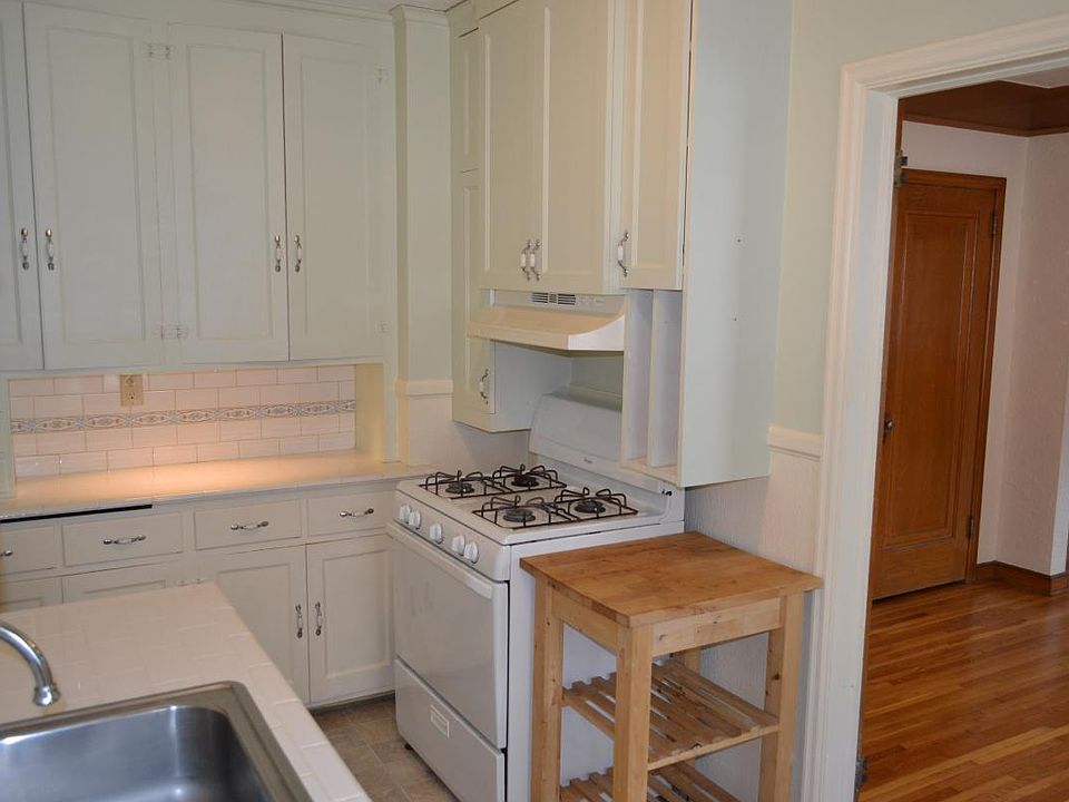 Gas Range in kitchen