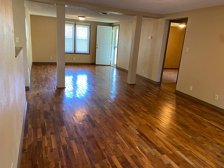 208 E Maiden Ln — Photo 7