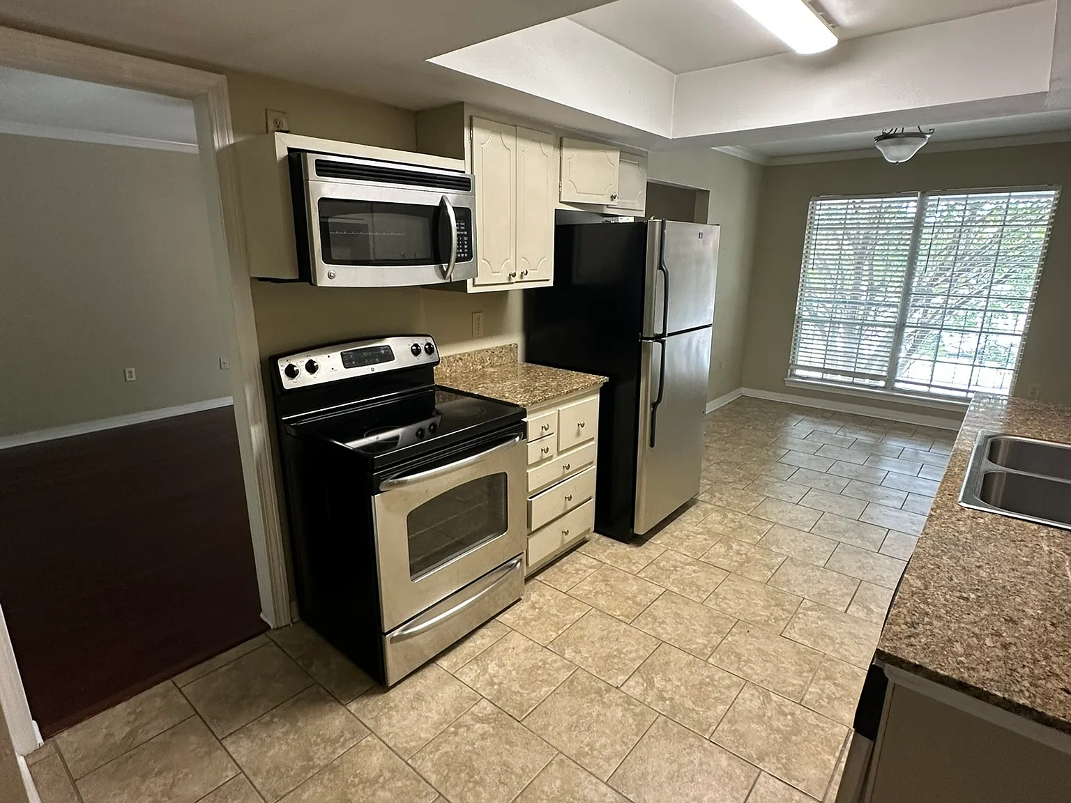 2 bed, 1200 sqft, $1,300 — Photo 3