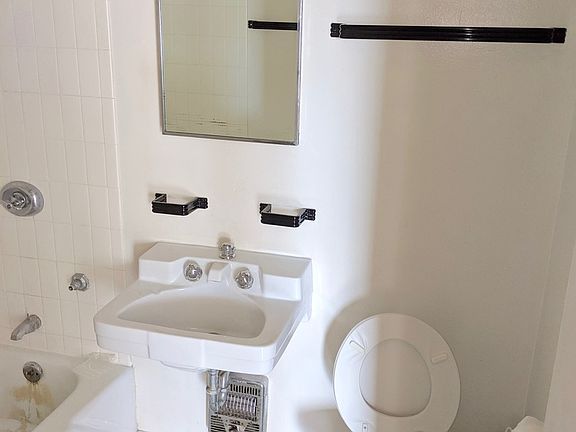 4th image of 1400 E 55th St #414S