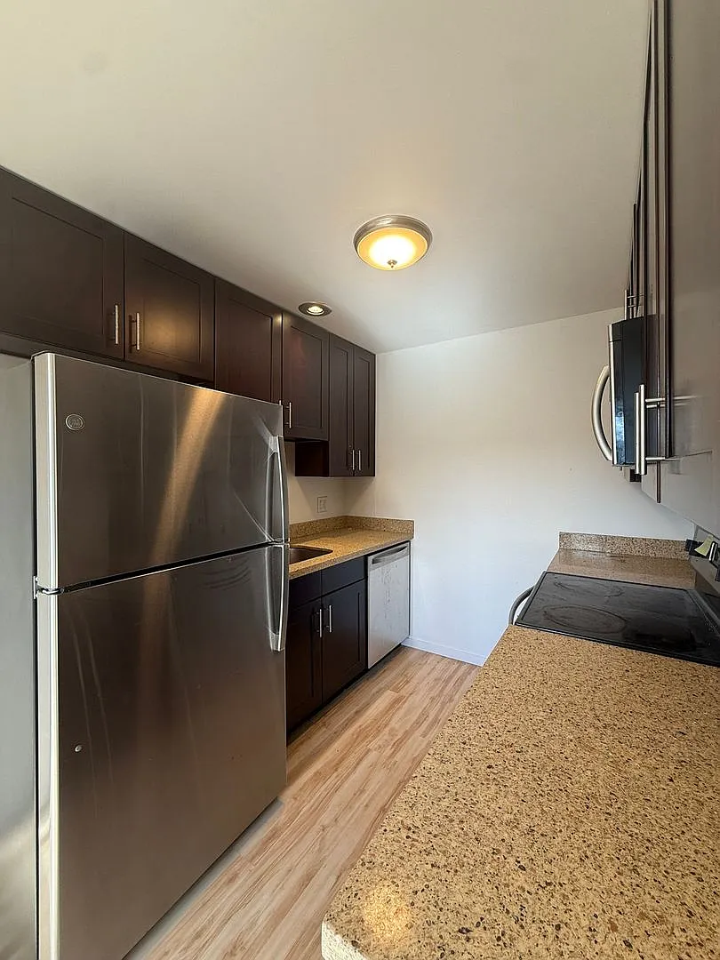2210 Yale Ave E — Photo 3