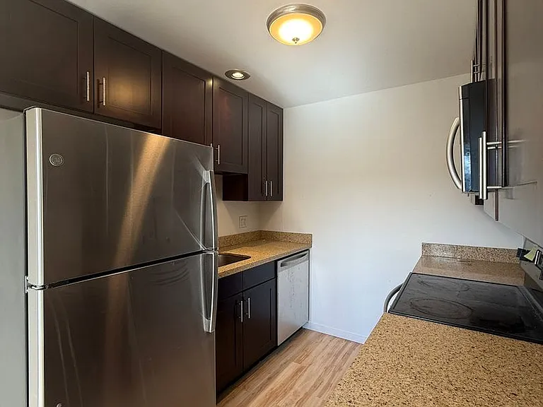 2210 Yale Ave E — Photo 2