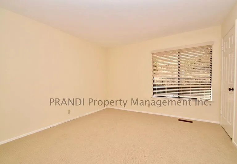 1033 Susan Way — Photo 11