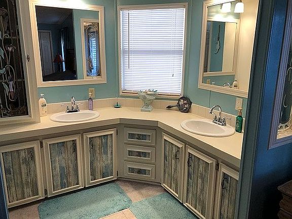 4th image of 570 Dolphin Cir