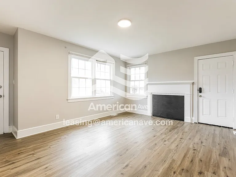 1325015_003_living_room_3.jpg