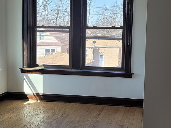 4th image of 10740 S Avenue C #2R