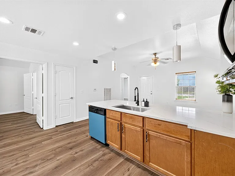 1302 Shearn St — Photo 13