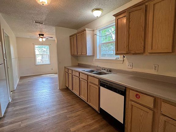 4th image of 700 E Crow St