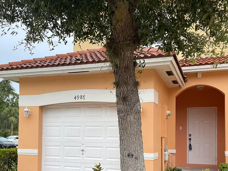 4987 SE Mariner Garden Cir — Photo 1