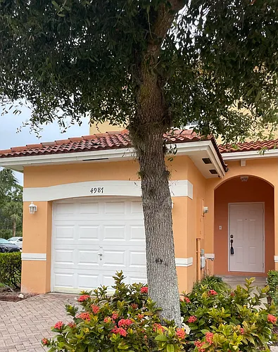 4987 SE Mariner Garden Cir Photo 1