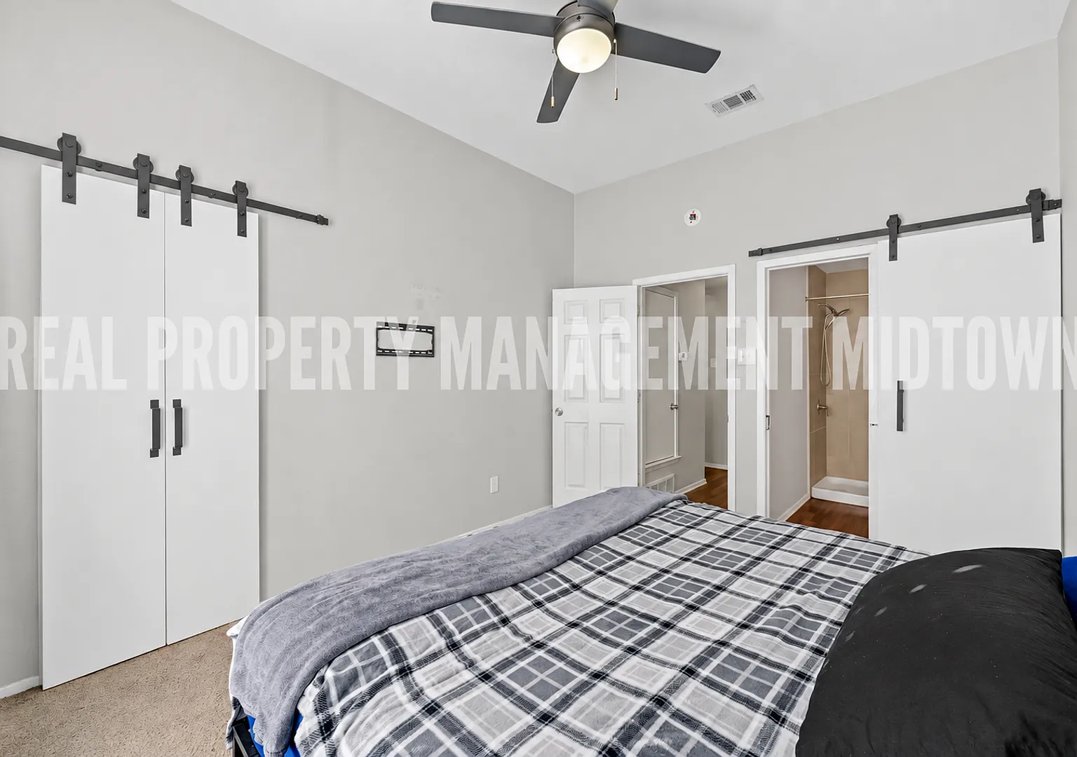Modern 2-Bedroom Home with Open Living Space in Arlington — Photo 4