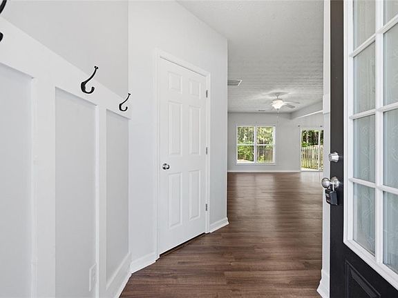 4th image of 905 Tamarisk Pl