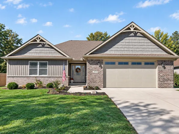 1913 N Sandal Wood Dr, Yorktown, IN 47396