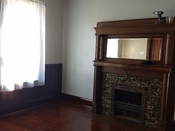 Living Room / Fireplace
