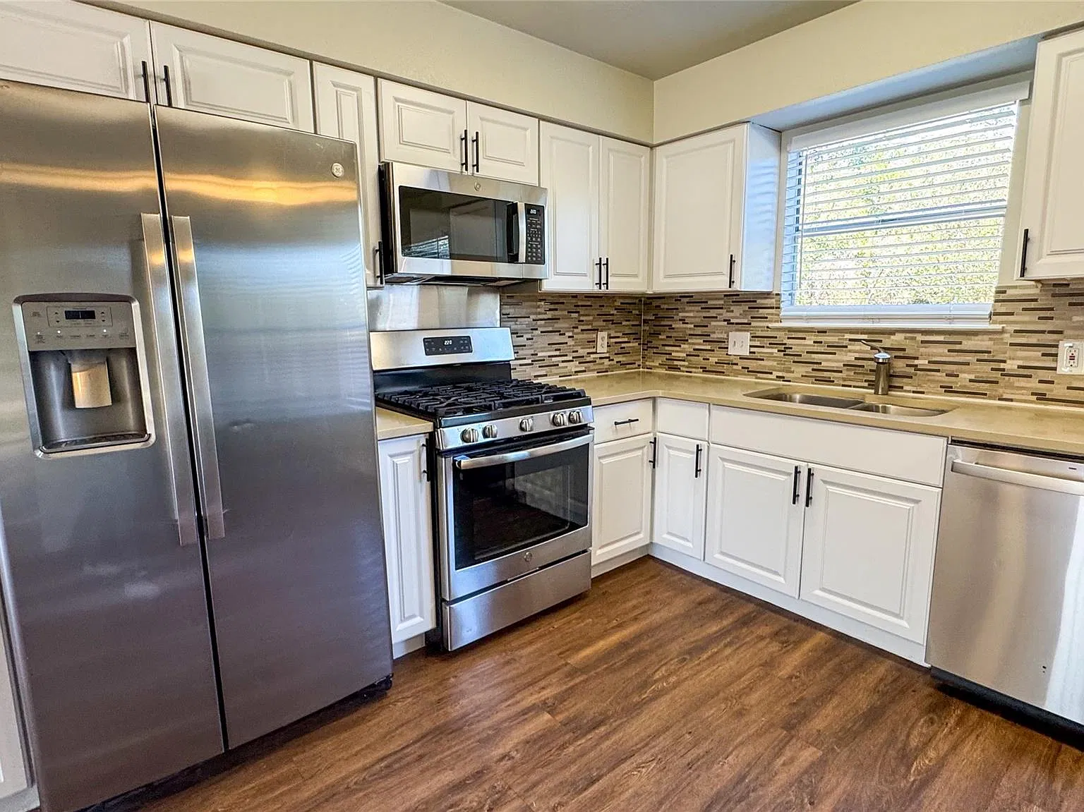 4 bed, 2.5 bath, 1883 sqft, $2,595 — Photo 3