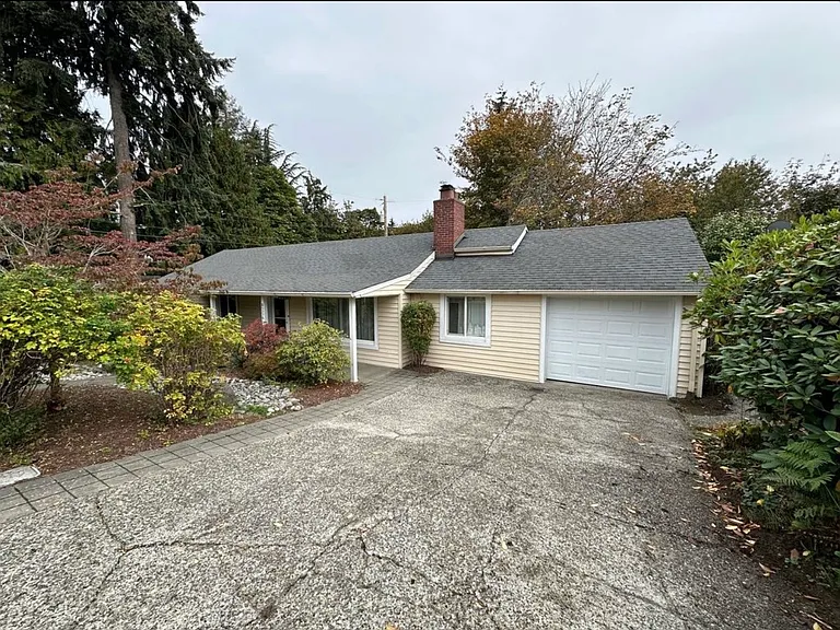 8256 43rd Ave NE — Photo 3