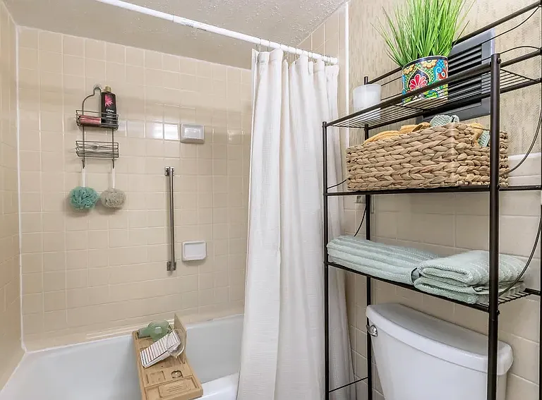 4422 Ne Expy — Photo 8