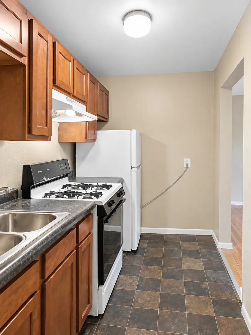 Cozy and Affordable Apartments on Green Line! — Photo 4