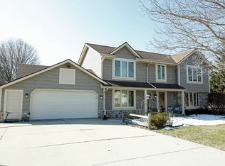 5275 Robinwood Ct, Hales Corners, WI 53130
