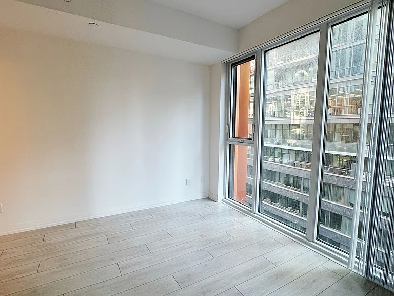 400 King St W #622 — Photo 5
