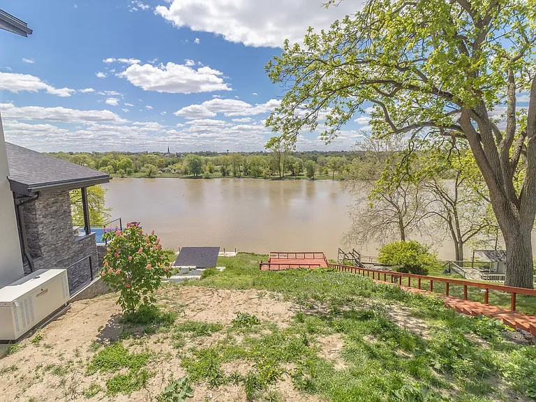 1210 River Rd — Photo 37