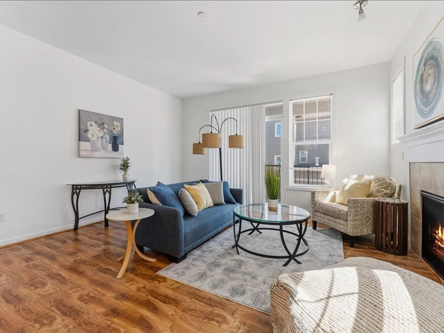 Stunning 3-Bedroom Townhome In Villebois With Garage, Fireplace & Community Amenities — Photo 3