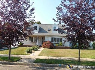 271 N Syracuse Ave, Massapequa, NY 11758