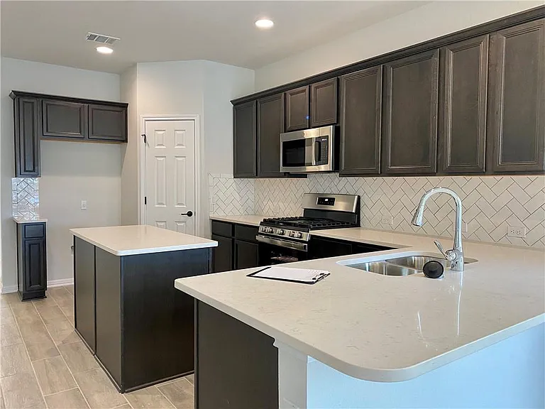 809 Falkland Trce — Photo 4