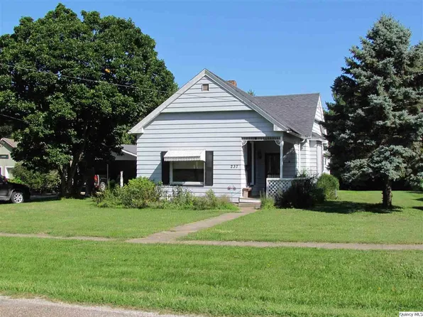237 Cherry St, Carthage, IL 62321