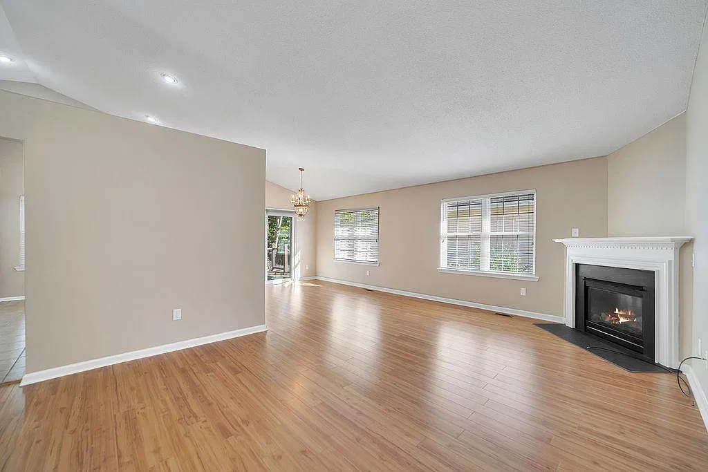 88 E Danbury Ln — Photo 3