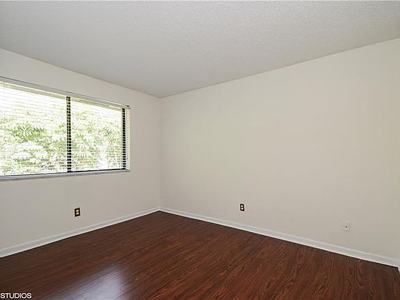 5th image of 825 SE 12th Ct