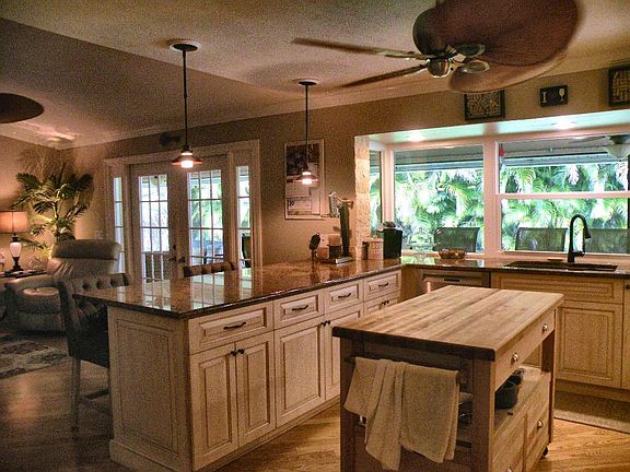 Kitchen with center island cabinet