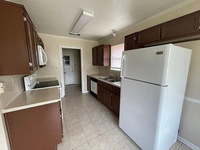4405 Derik Dr — Photo 5