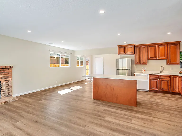 1581 Willowdale Dr — Photo 6