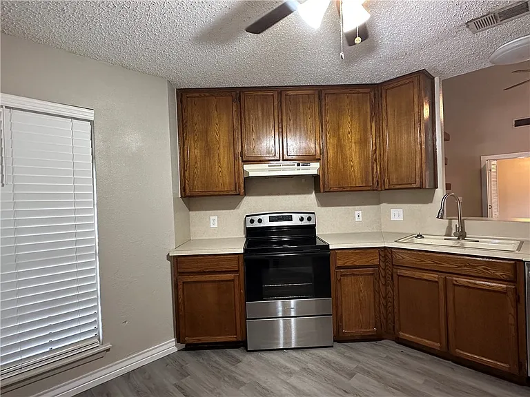 2429 Woodway Dr — Photo 10