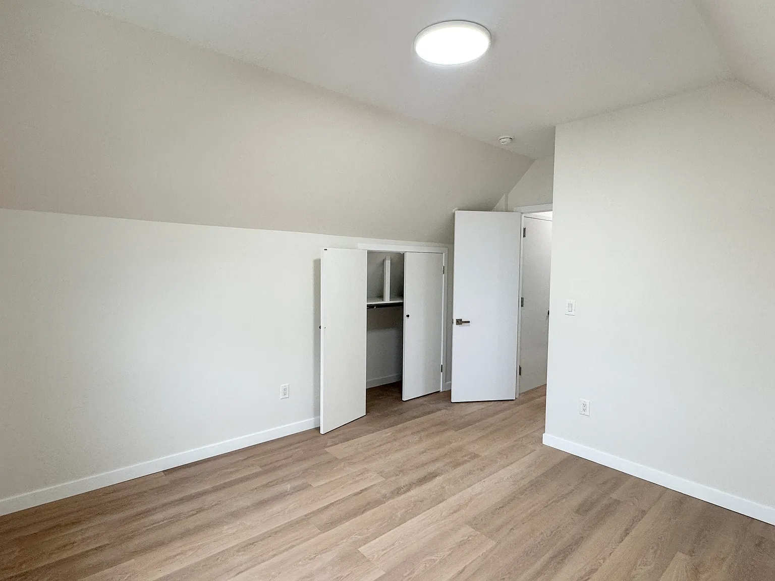 3 bed, 850 sqft, $3,100 — Photo 2