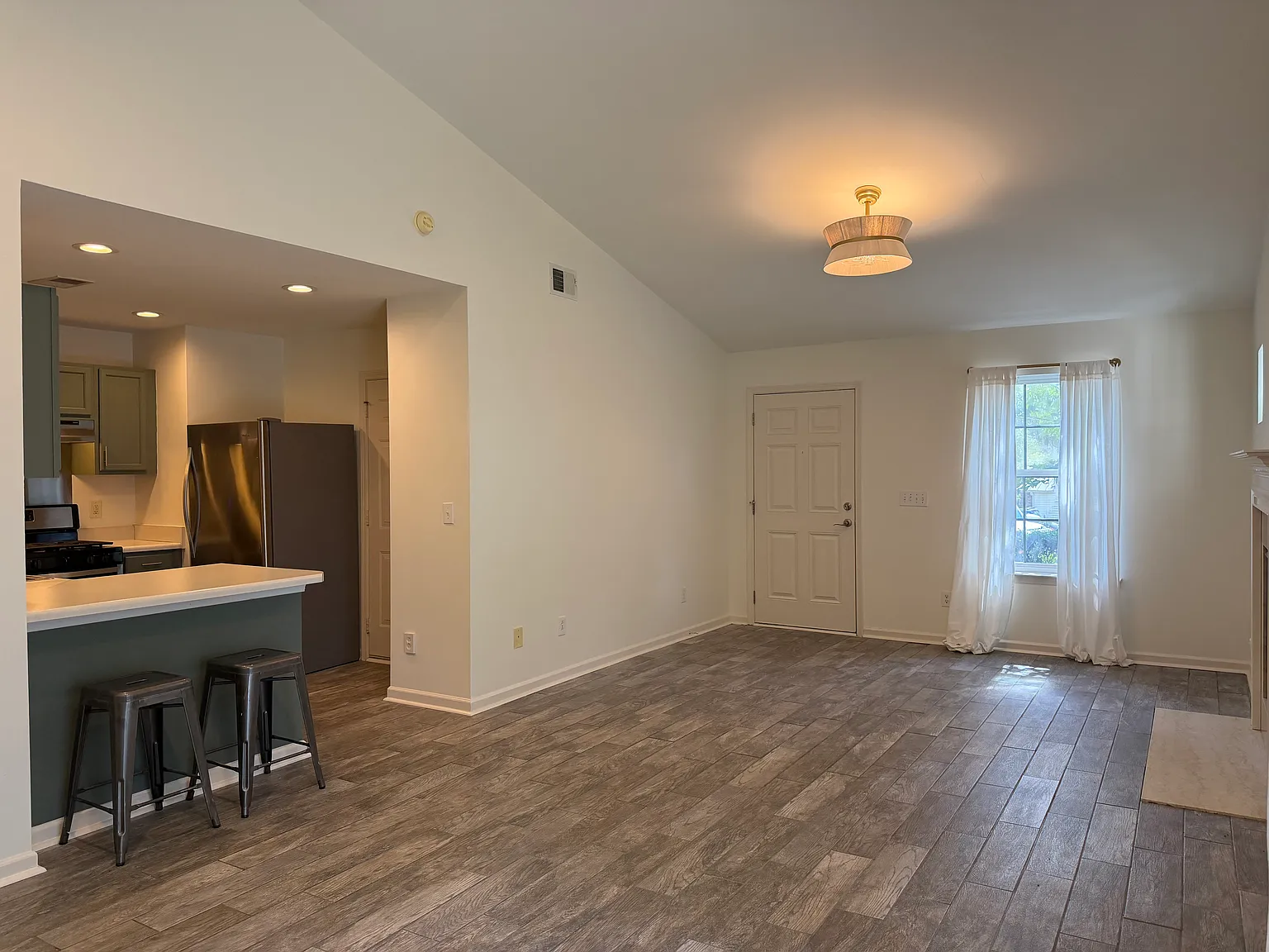2 bed, 1077 sqft, $1,700 — Photo 3