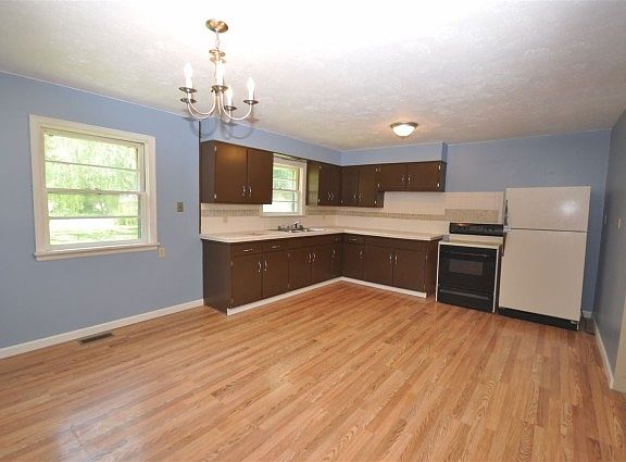 4th image of 202 E 15th St