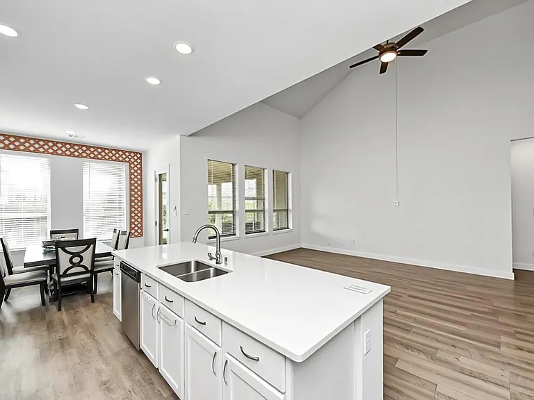 606 Round Lake Dr — Photo 8