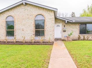 334 Meadowcreek Ln, Garland, TX 75043