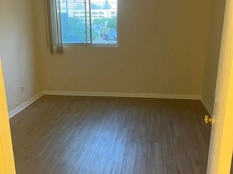 5143 Bakman Ave #102 — Photo 11