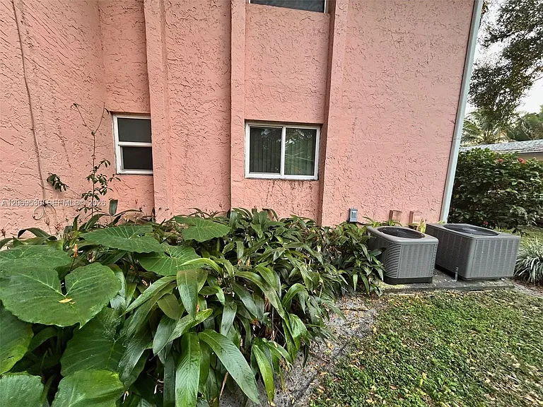 815 SW 30th St #J — Photo 69