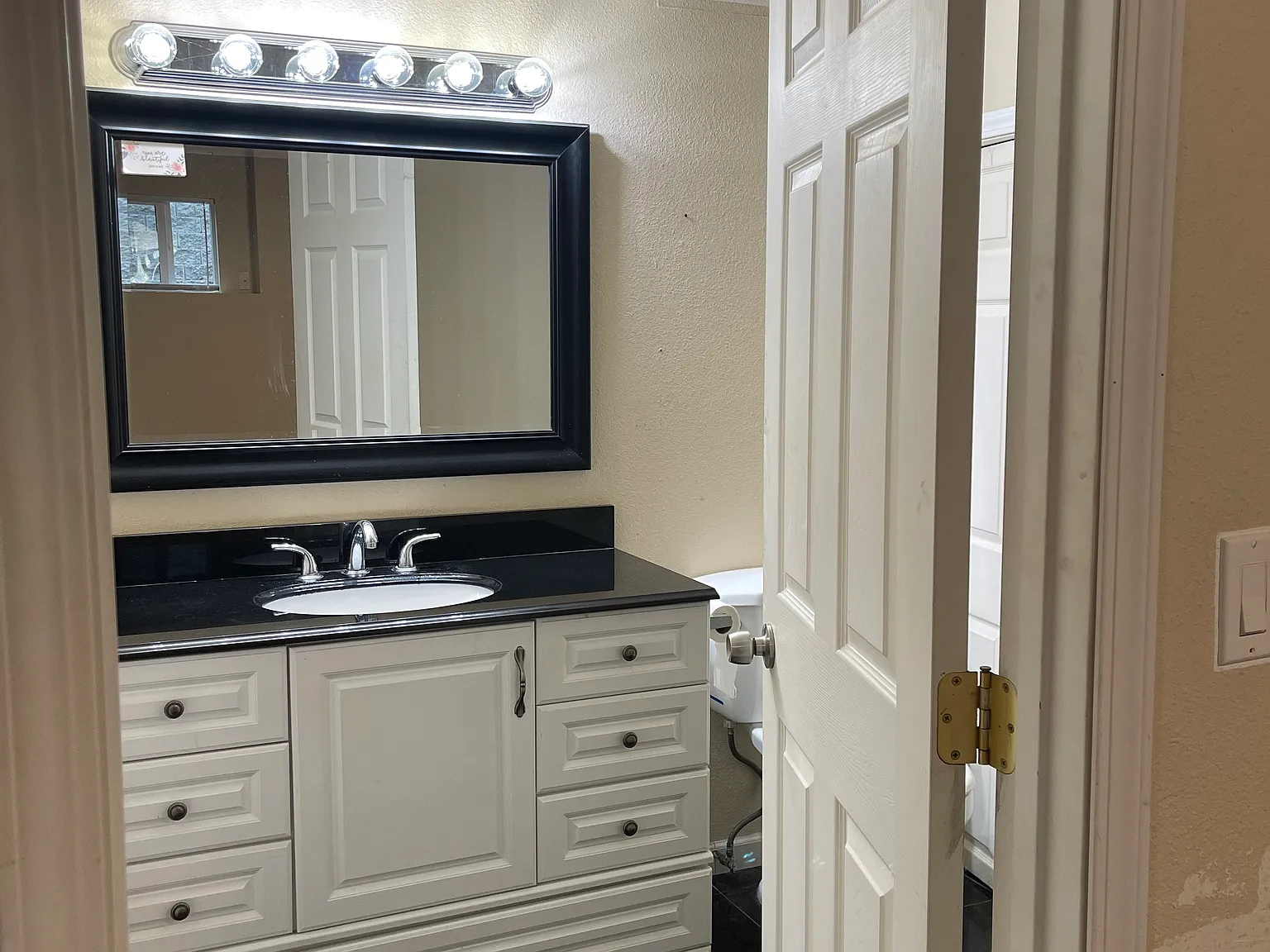 1 bed, 1300 sqft, $1,800 — Photo 4