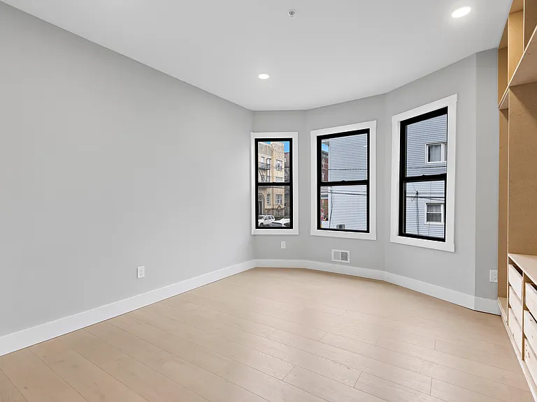 152 Van Reipen Ave #2 — Photo 7