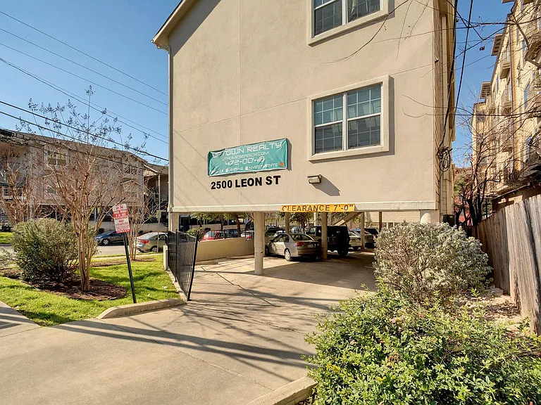 2500 Leon St — Photo 23