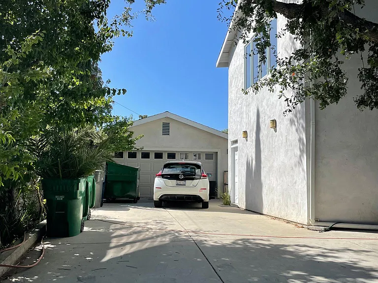 1646 Maple Ave — Photo 2